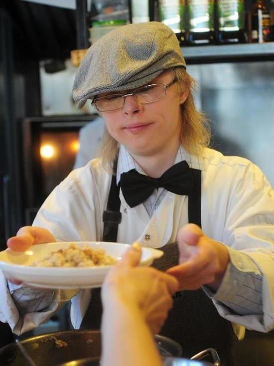 Впервые повар с лишней хромосомой стал главным героем кулинарного ток-шоу