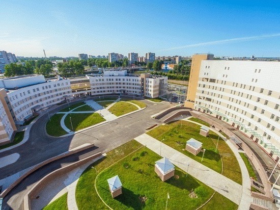 Новая Боткинская больница заметно выделяется на фоне других городских учреждений.