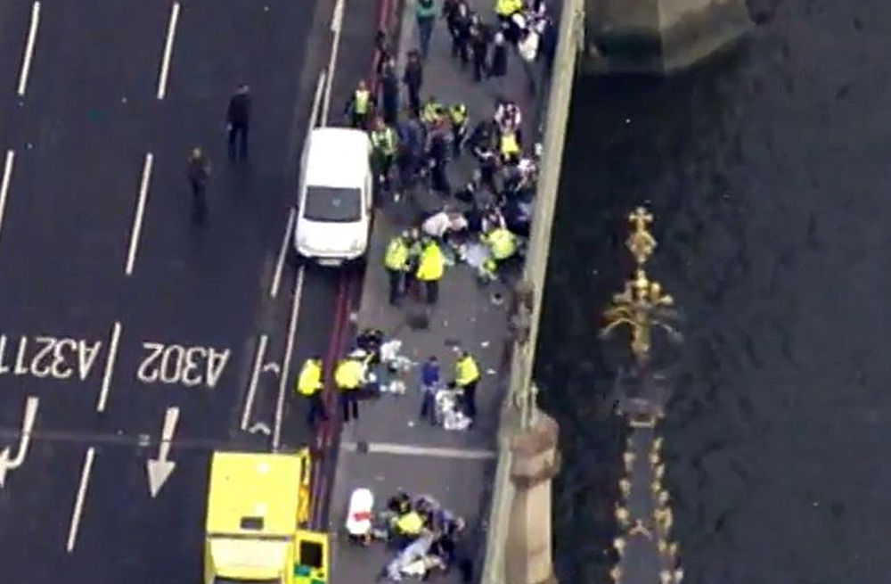 Лондонский теракт на Вестминстерском мосту: страшные кадры с места трагедии
