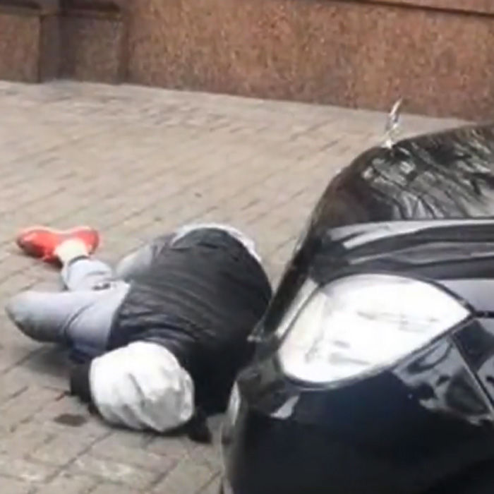 Киллер Вороненкова крупным планом: очевидцы сняли его тело на асфальте