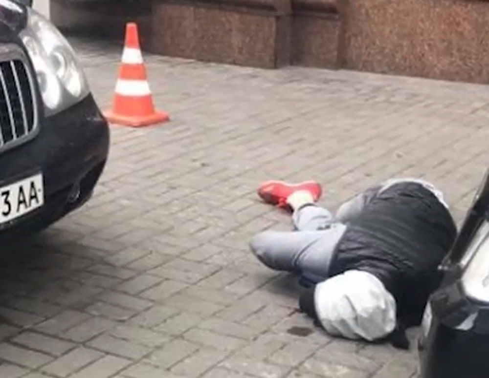 Киллер Вороненкова крупным планом: очевидцы сняли его тело на асфальте