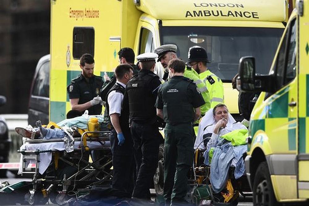 Лондонский теракт на Вестминстерском мосту: страшные кадры с места трагедии