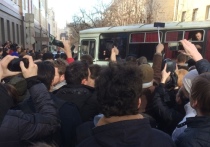 Народ шёл от Триумфальной к Пушкинской. На углу Мамоновского переулка Навального скрутили и затолкали в автобус