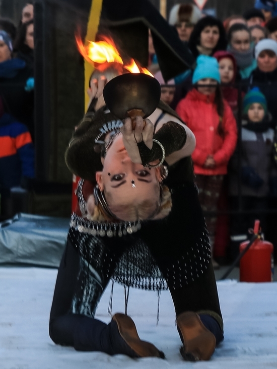Фоторепортаж: Экзотические танцы с огнем устроили файерщики в Петрозаводске