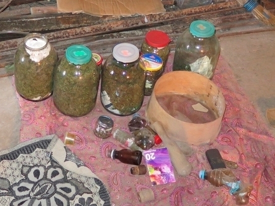 Керчанин закатал на зиму семь бутылей марихуаны