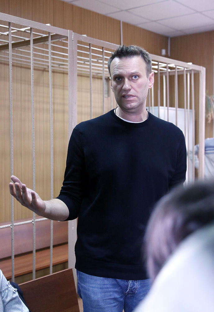 Навальный в суде демонстрировал разные эмоции: улыбки и негодование