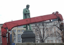 Памятник Пушкину скрылся от любопытных глаз: в Москве началась реставрация монумента