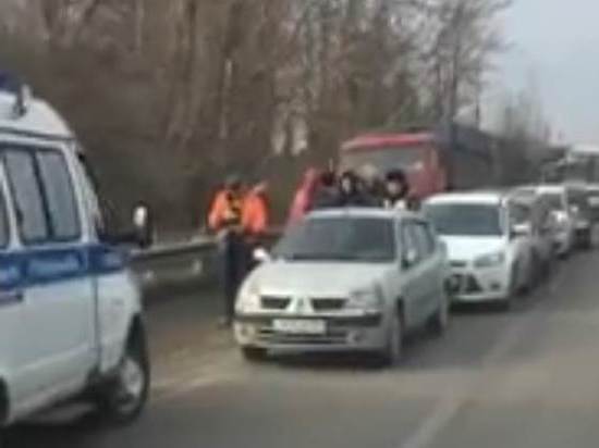 На Луговой в Ростове произошла массовая авария с участие шести легковушек