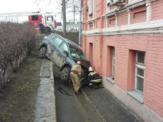 Автомобиль врезался в дом у железнодорожного вокзала в Нижнем Новгороде