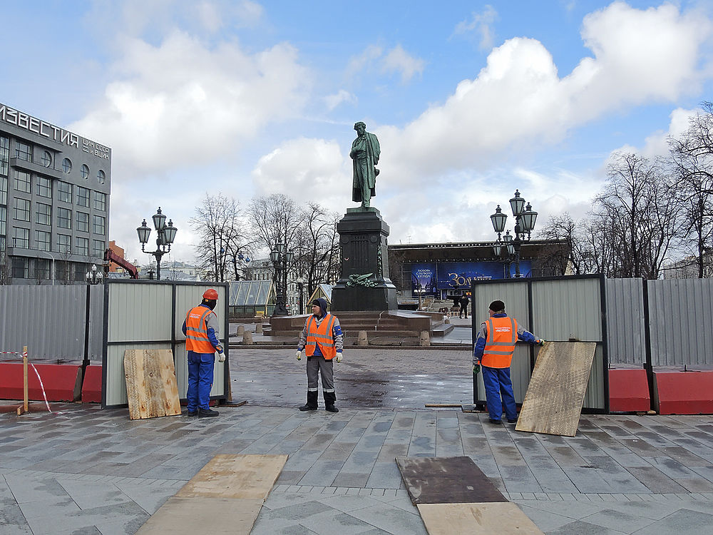 Памятник Пушкину в процессе обновления скрылся за забором