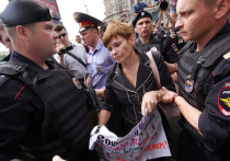 Cокуров обратился к мужчинам-депутатам (потому что «женщины такого закона не примут») с предложением принять закон, запрещающий арестовывать и вообще прикасаться к женщинам, девушкам, которые участвуют в общественных акциях