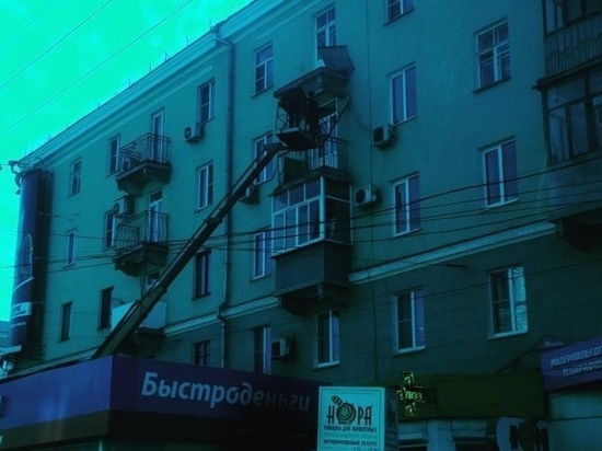 В центре Воронежа балконная решетка обрушилась на салон микрозаймов