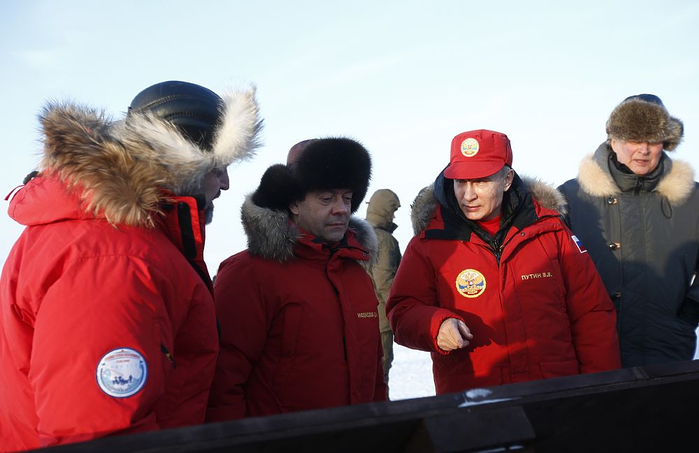 Усталый Медеведев в ушанке прилетел с Путиным в Арктику