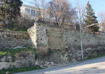Трудно даже навскидку сказать, чего в Севастополе больше - памятников или подпорных стен