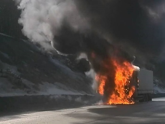 Грузовик Mercedes-Benz загорелся на Южном обходе Нижнего Новгорода