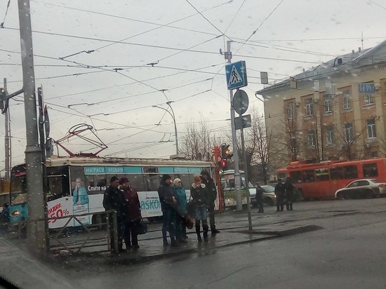 В центре Кемерова с рельсов сошел трамвай 