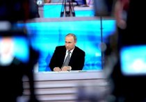 Пресс-секретарь президента РФ Дмитрий Песков отверг прозвучавшие в ряде СМИ экспертные мнения, что Владимир Путин перенес свою "прямую линию", которая традиционно проходит в апреле, из-за прошедших масштабных антикоррупционных акций по всей стране