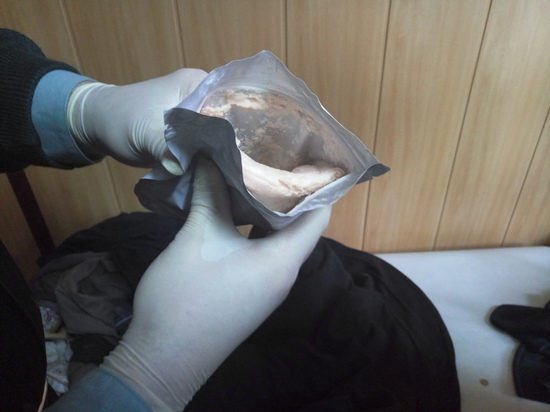 Крымские таможенники задержали украинца с 300 граммами розового наркотика