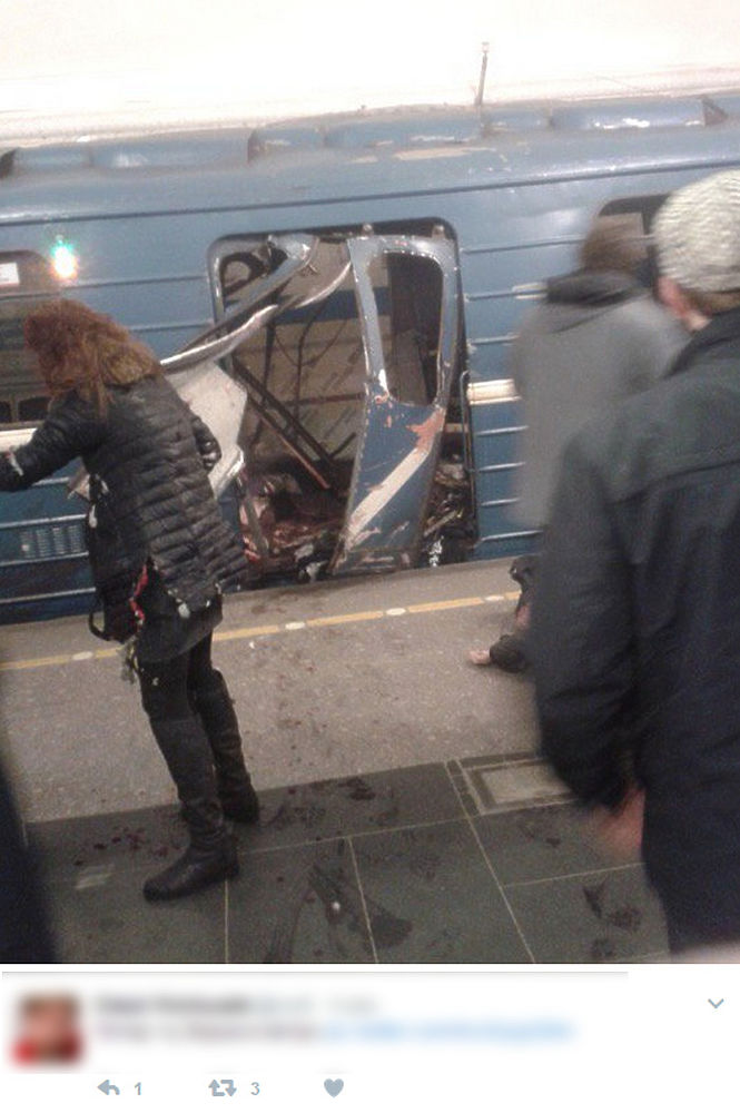 Очевидцы опубликовали шокирующие снимки с места терактов в Санкт-Петербурге