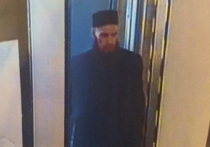 В полицию Санкт-Петербурга явился мужчина с бородой и в темной одежде, который попал в объективы камер видеонаблюдения в метро Санкт-Петербурга в момент теракта