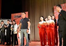 В столице Кыргызстана отметили 1 апреля – День смеха соревнованием участников Клуба веселых и находчивых