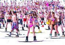 1500 лыжников и сноубордистов в купальниках и плавках спустились по трассе горнолыжного курорта