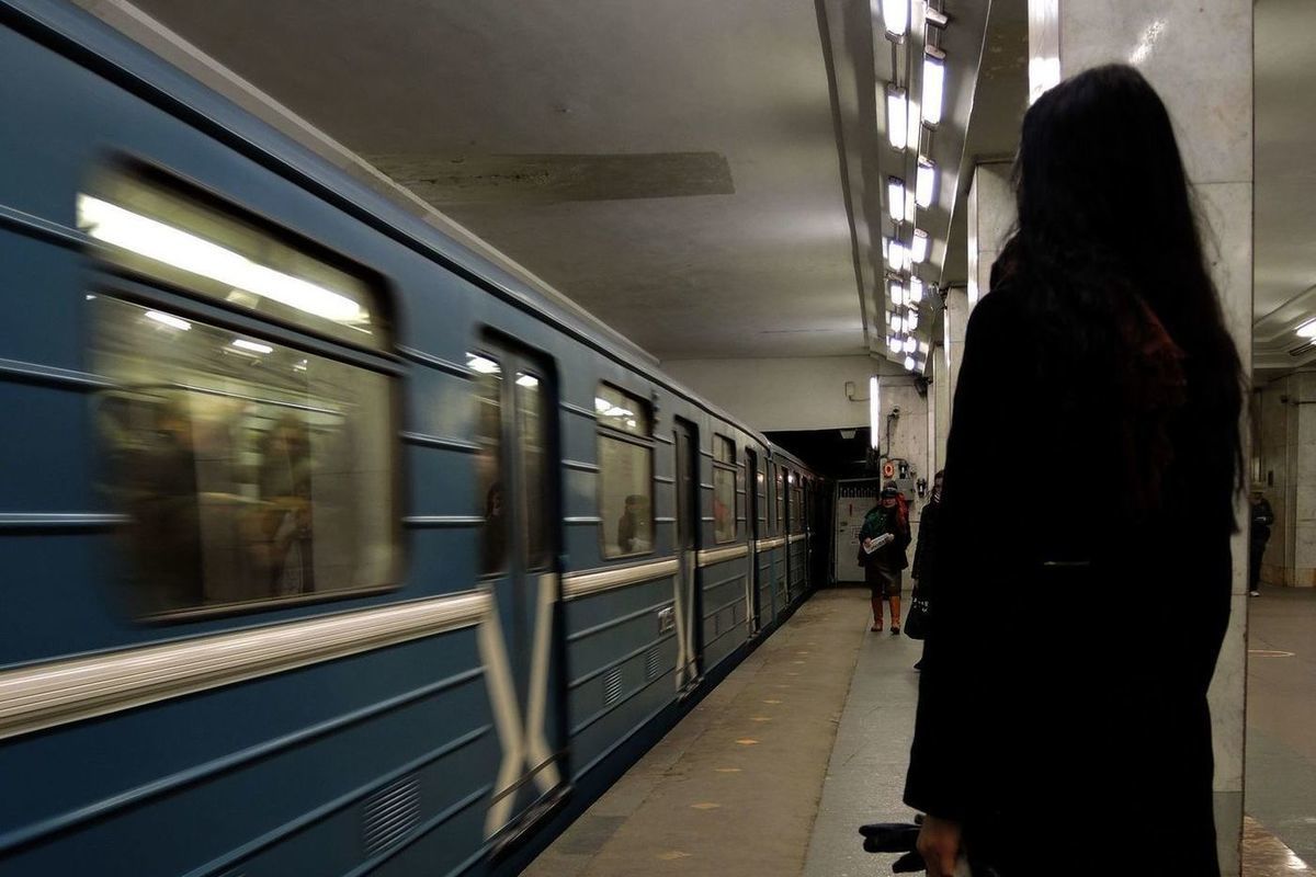 Девушки метро строгино. Метро едет прямо. Девушки метро строгино. Женщины в метро москвы. Девушки метро строгино.
