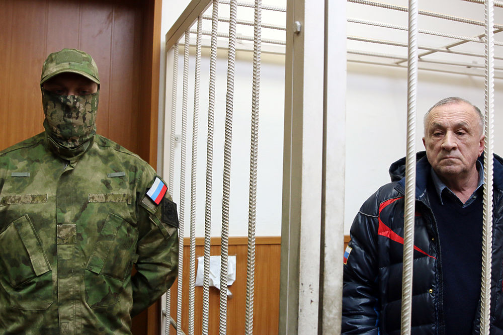 Экс-главу Удмуртии Соловьева доставили в суд под усиленной охраной