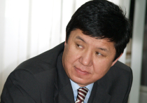 В парламенте неоднократно велись баталии по вопросу увеличения перерыва для жума-намаза, в республике задаются вопросом, стоит ли Кыргызстану сохранять светскую государственность или стать исламской республикой