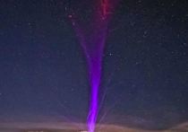 Фотограф Джефф Майлз запечатлел фиолетовую молнию в небе над Австралией