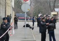 Видео с места взрыва переделанного под СВУ фонарика у школы Ростова-на-Дону не оставило сомнений в том, что это можно расценивать как террористическую акцию