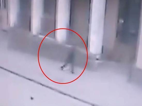На видео попал неизвестный, оставивший фонарь со взрывчаткой у стен ростовской гимназии № 5