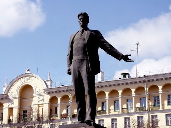 Стало известно, к какому числу отремонтируют памятник Маяковскому в Новокузнецке 