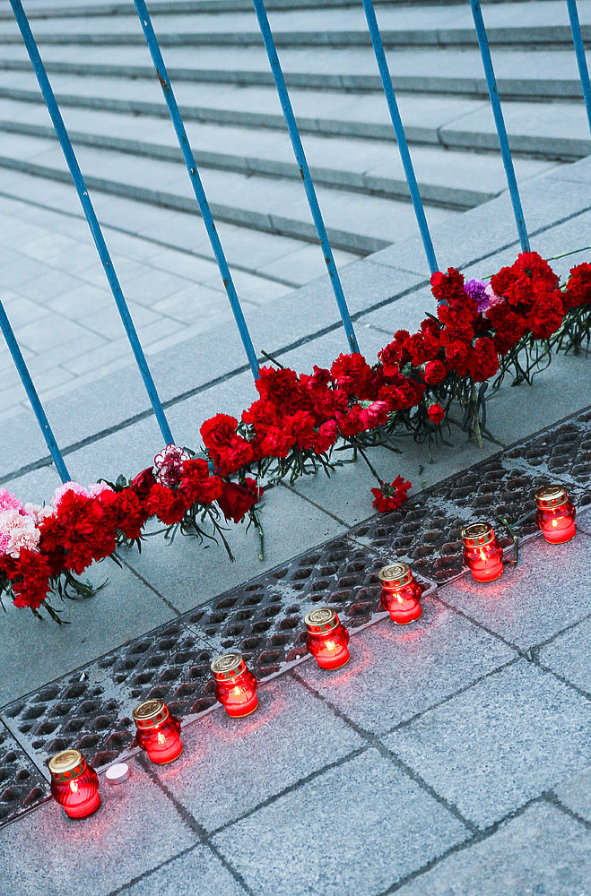 Москвичи у Кремля почтили память жертв теракта в петербургском метро