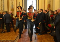 Нарядная ротонда Мариинского дворца в Санкт-Петербурге утопает в запахе роз
