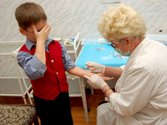 Петербургских детей не пускают в детсады и школы, требуя сделать «устаревшую» прививку