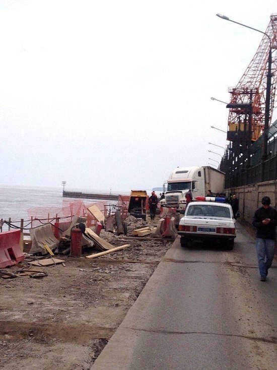 Вторая за неделю авария парализовала движение на дамбе ГЭС на Горьковском водохранилище