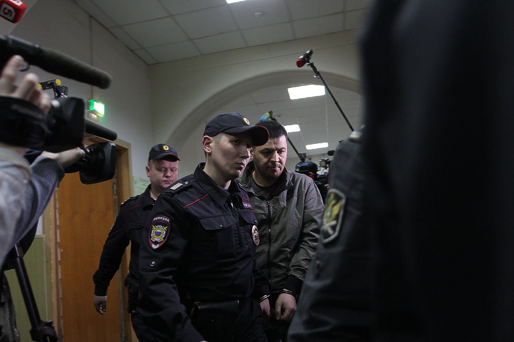 Слезы и оранжевый пуховик: подозреваемых в петербургском теракте арестовал суд