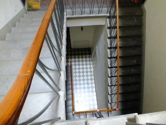 В Медногорске 8-летний мальчик перевернулся через перила лестницы