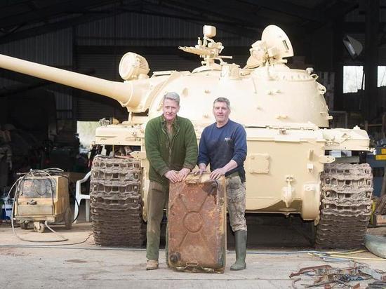 Житель Великобритании обнаружил золотые слитки в советском танке