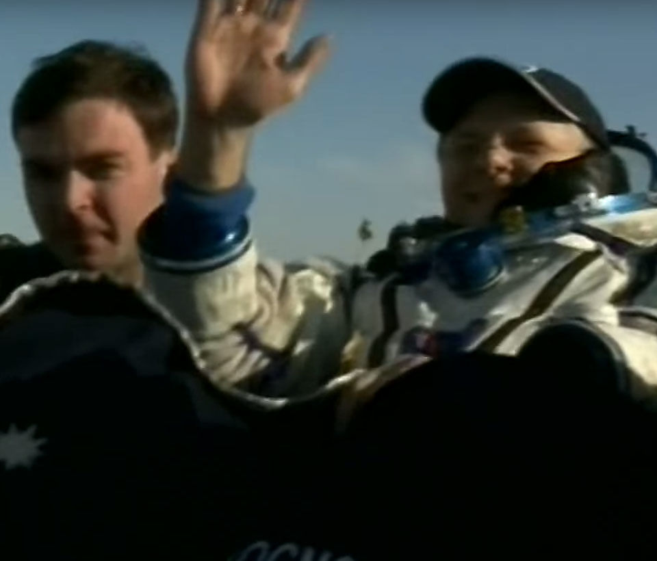 Улыбки, радость встречи: эмоции космонавтов, вернувшихся на землю с МКС