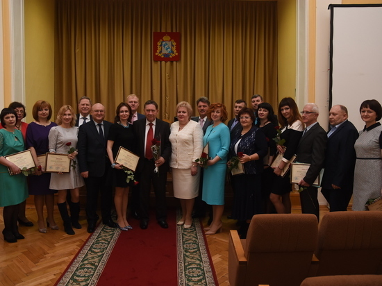 Лучшие управленцы получили награды из рук губернатора Александра Михайлова