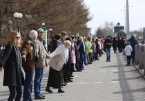 8 апреля в центре Екатеринбурга прошла акция «Обними пруд»