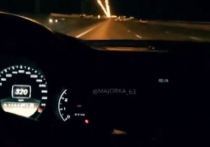 Очередной стритрейсер опубликовал в соцсетях видео, на котором запечатлен его заезд по ночной МКАД на скорости, втрое превышающей разрешенную