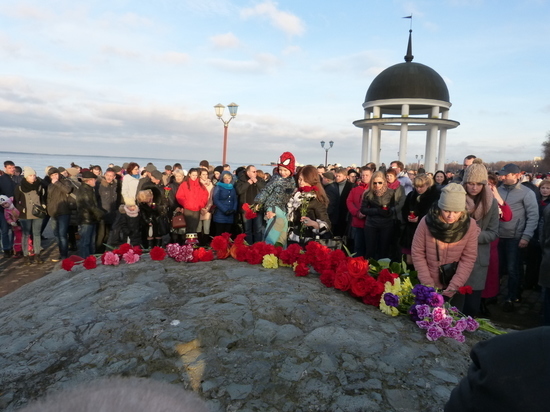 Почтить память жертв теракта в петербургском метро пришли сотни петрозаводчан