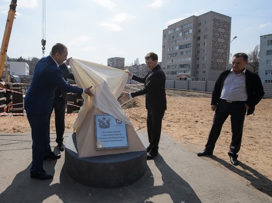 Первый камень в основание спортивного объекта заложил губернатор Алексей Гордеев

