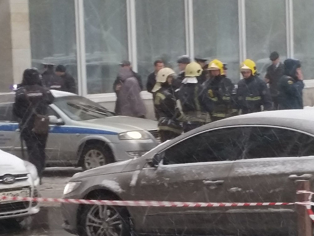 Опубликованы кадры с места взрыва в Петербурге: подросток лишился руки