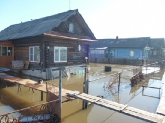 Паводок подтопил четыре жилых дома в Урене