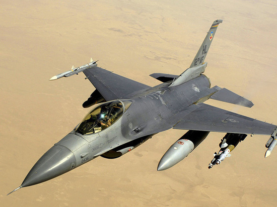США продемонстрировали возможности F-16, сбросив незаряженную термоядерную бомбу B61-12