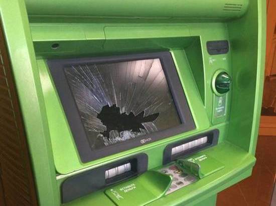 В Каменск-Шахтинске неизвестный разбил банкомат «Сбербанка»